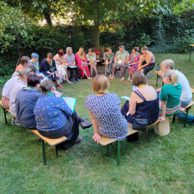 Teilnehmerinnen des Literarischen Abendbrottisches im Kreis sitzend im LesArt-Garten