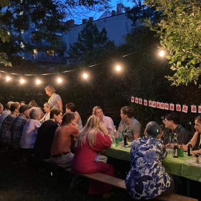 Teilnehmerinnen des Literarischen Abendbrottisches im abendlichen LesArt-Garten