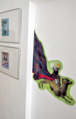 Detail mit Illustrations-Sticker als Teil der Raumgestaltung in der Ausstellung “Die Weite hinter den Worten” bei LesArt.