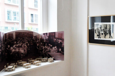 Fenster- und Raumgestaltung der Ausstellung “Ich bin klein, aber wichtig” bei LesArt. Auf dem Fensterbrett: Modell des Kinderparlaments nach Korczak. An der Wand hängt ein gerahmtes Schwarz-Weiß-Bild.