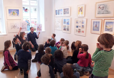 Kinder in der Ausstellung “Über Tisch und Bänke” bei LesArt.