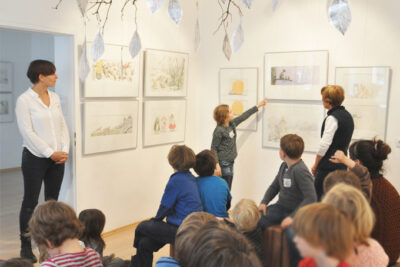 Eine Schulklasse in der Ausstellung “Kein wildes Tier!” bei LesArt.