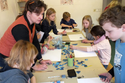 Die Künstlerin Kristina Andres mit Kindern während eines Workshops zur Ausstellung “It`s Always Tea-Time" bei LesArt.