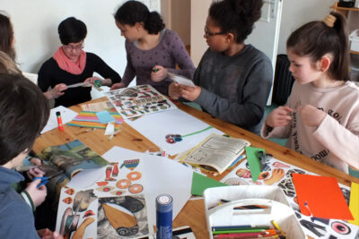 Die Künstlerin Julia Neuhaus mit Kindern während eines Workshops zur Ausstellung “It`s Always Tea-Time" bei LesArt.