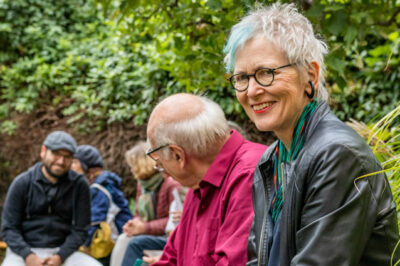 Die Künstlerin Roswitha Quadflieg bei der Ausstellungseröffnung von “Die unendliche Geschichte” im LesArt-Garten.