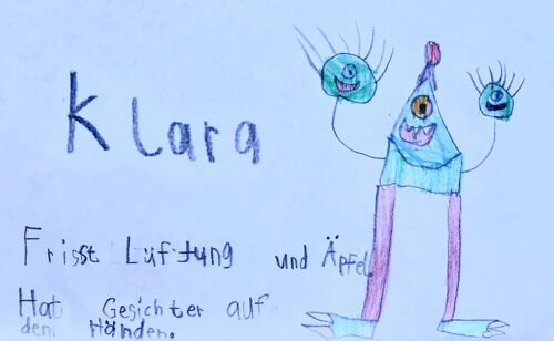 Kinderzeichnung eines lächelnden Monsters: Klara, frisst Lüftung und Äpfel. Hat Gesichter auf den Händen.