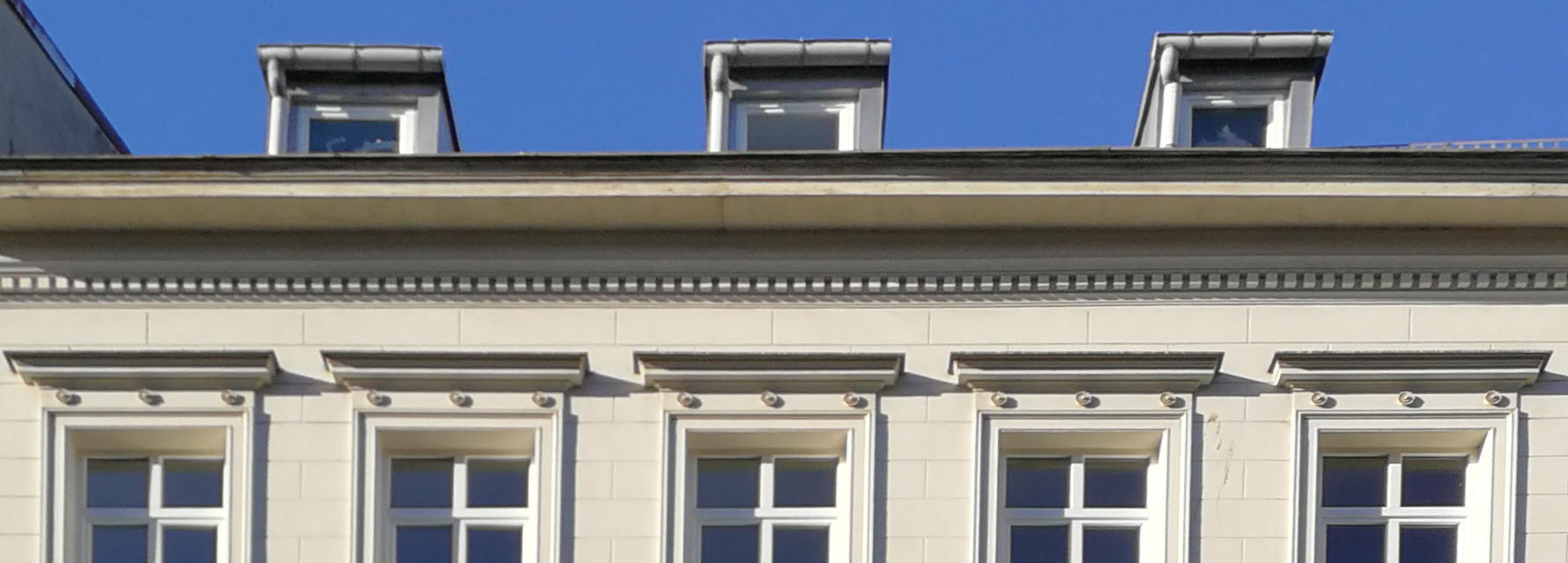 Fassade des LesArt-Hauses mit Fenstern und Dachgiebel