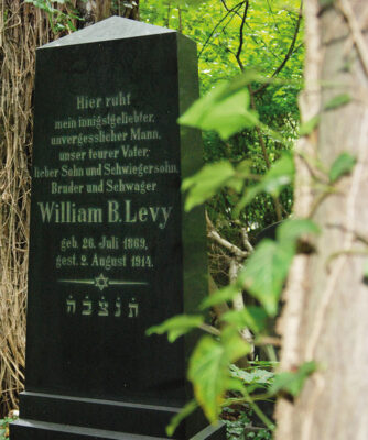 Schwarzer Gedenkstein für William B. Levy auf dem Jüdischen Friedhof Berlin-Weißensee