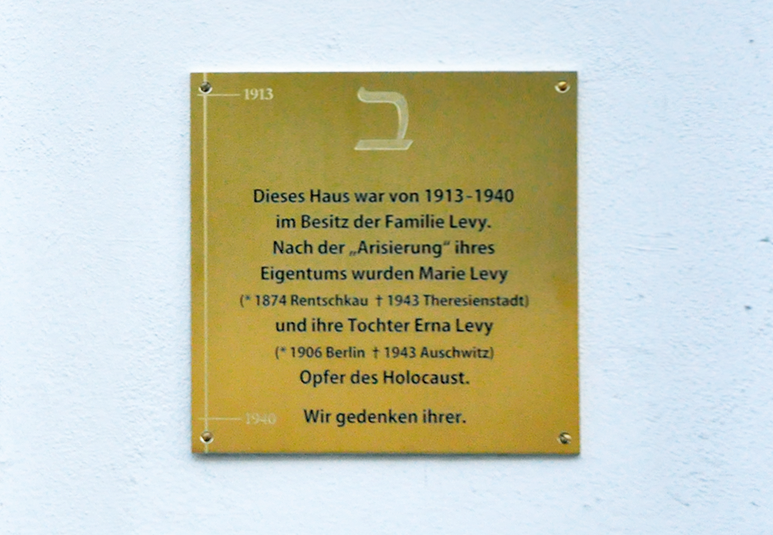 Am LesArt-Haus in der Weinmeisterstraße 5 angebrachte Gedenktafel aus Messing für die Familie Levy.