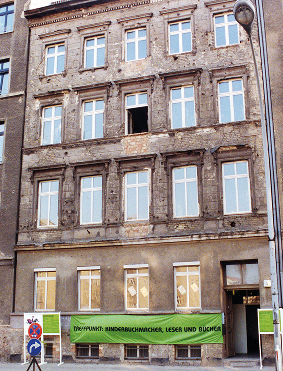 Heruntergekommene Fassade des LesArt-Hauses in der Weinmeisterstraße 5 im Jahr 1993.