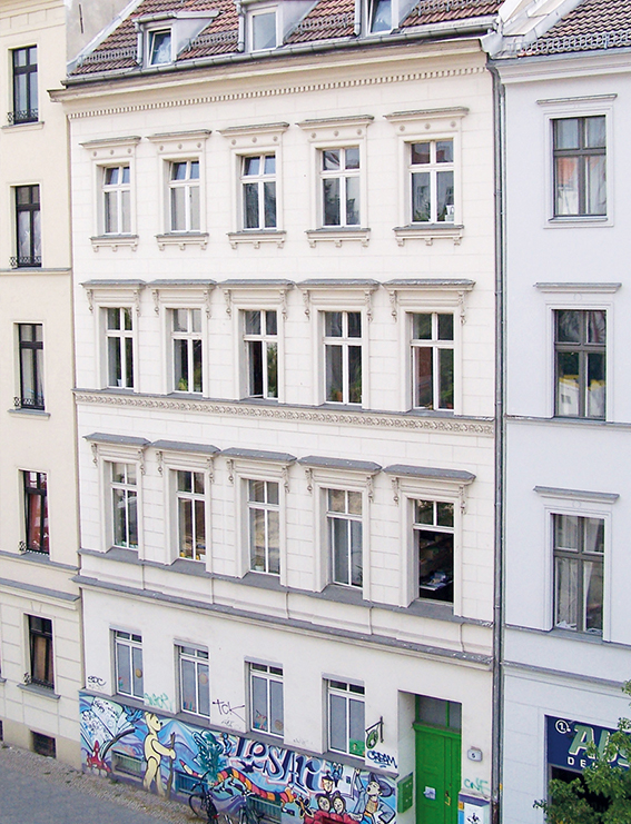 Renovierte Fassade des LesArt-Hauses in der Weinmeisterstraße 5 im Jahr 2006.