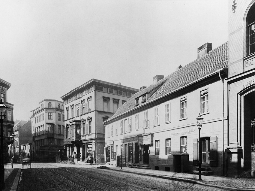 Historische Fotografie: Blick in die Weinmeisterstraße in der zweiten Hälfte des 19. Jahrhunderts. Vorne rechts: Das heutige Weinmeisterhaus.