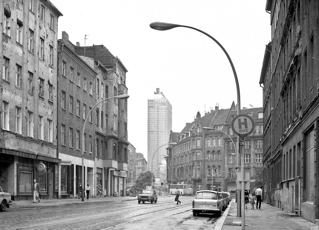 Blick in die Weinmeisterstraße im Jahr 1988. Das zweite Haus von rechts ist die Hausnummer fünf.