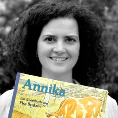 Natascha Pohlmann hält das Buch “Annika” von Elsa Beskow unter ihr Gesicht.