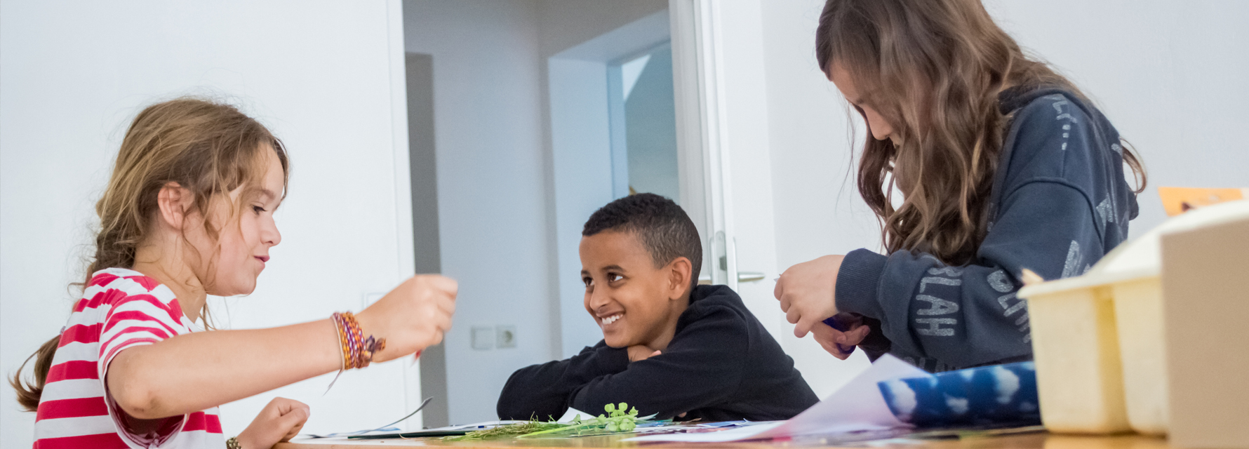 Kinder beim Basteln während einer LesArt-Veranstaltung.