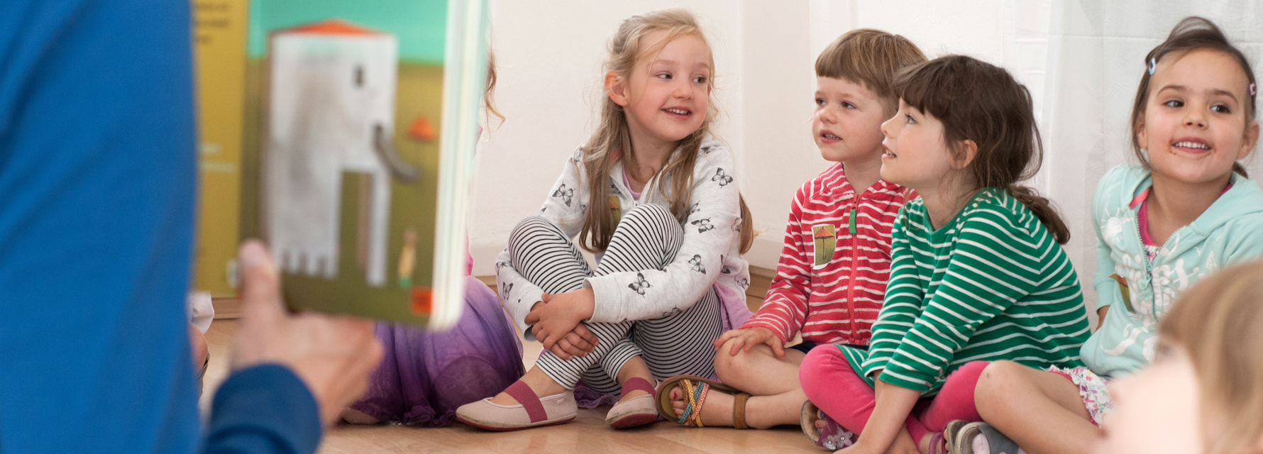 Kinder in geringelten Pullovern während einer LesArt-Veranstaltung