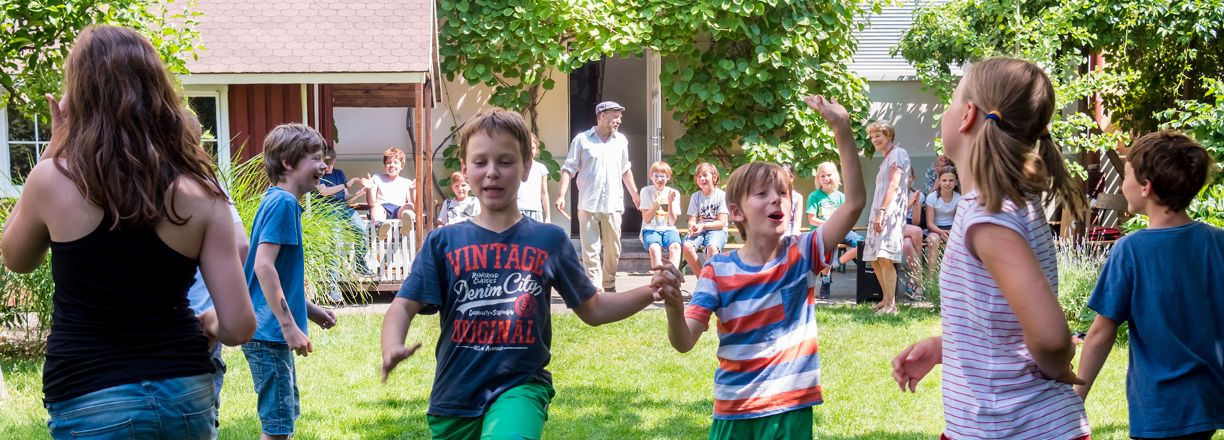 Kinder im LesArt-Garten während einer Veranstaltung