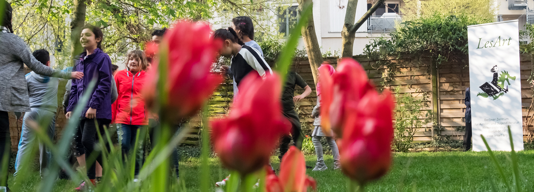 Gruppe von Kindern spielt im Garten