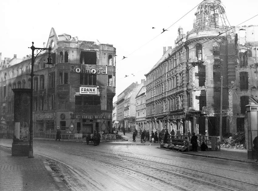 Zerstörte Gebäude an der Weinmeisterstraße, rechts vorne der U-Bahnhof